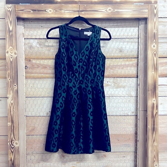 LOFT Fit & Flare Green & Black Leopard Print Jacquard V-neck Mini Dress Size 0 - Picture 1 of 8